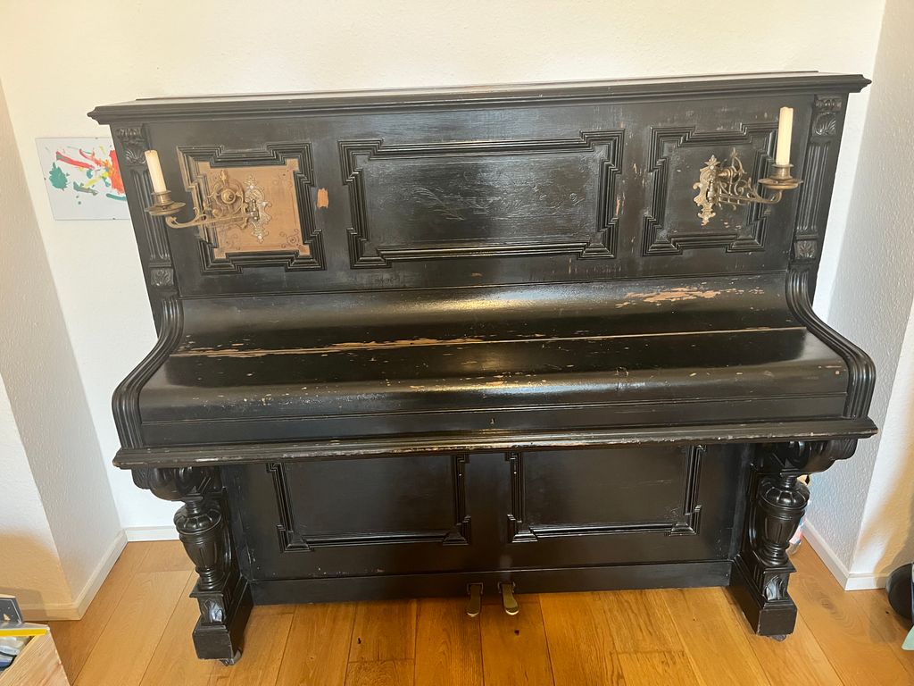 Klavier zu verschenken, mit Kerzenständern