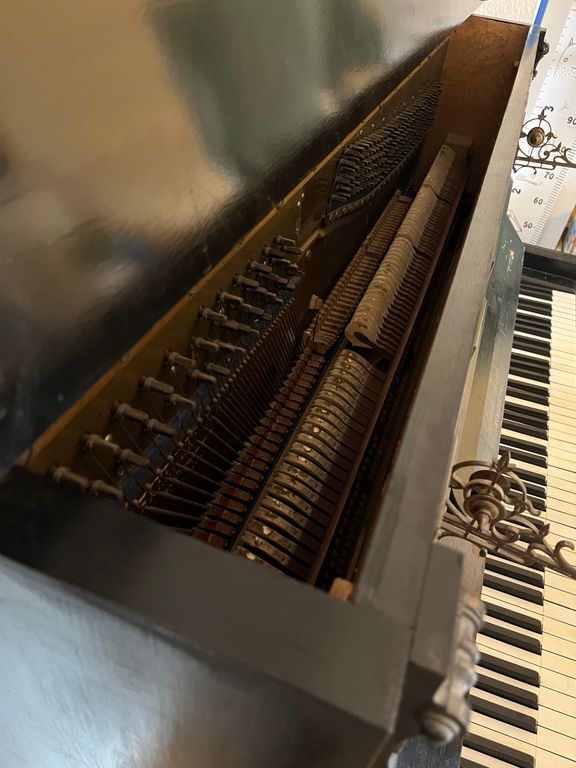 Klavier zu verschenken, mit Kerzenständern