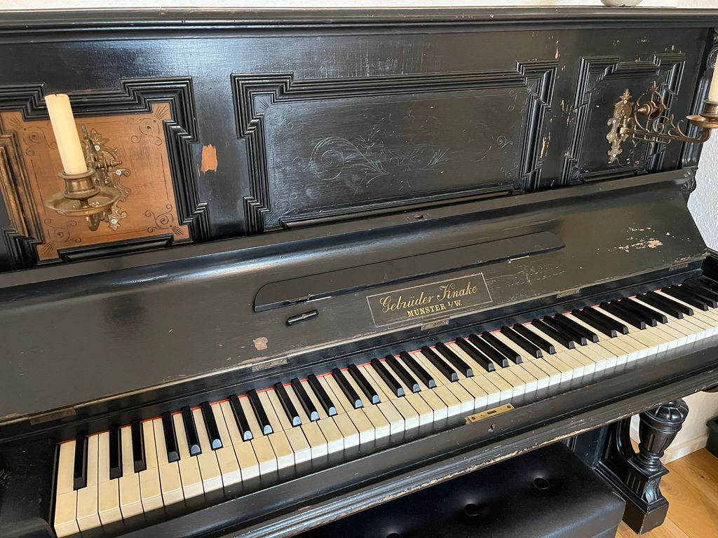 Klavier zu verschenken, mit Kerzenständern