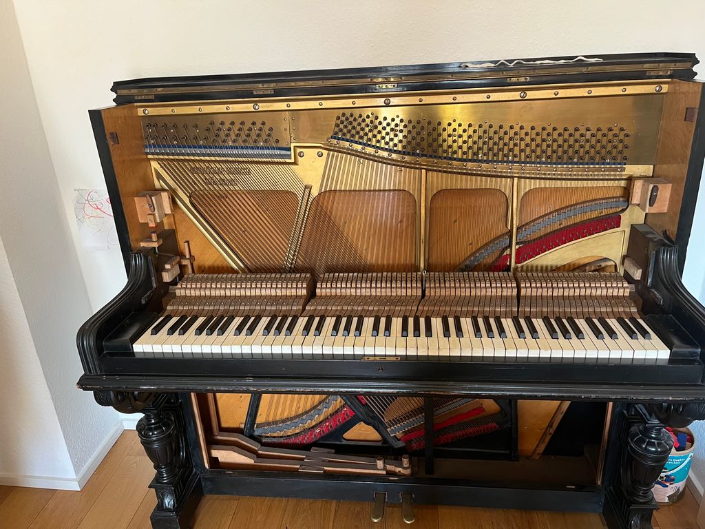Klavier zu verschenken, mit Kerzenständern