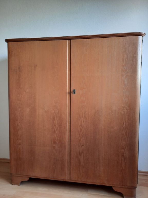 Wäscheschrank aus vollem Holz