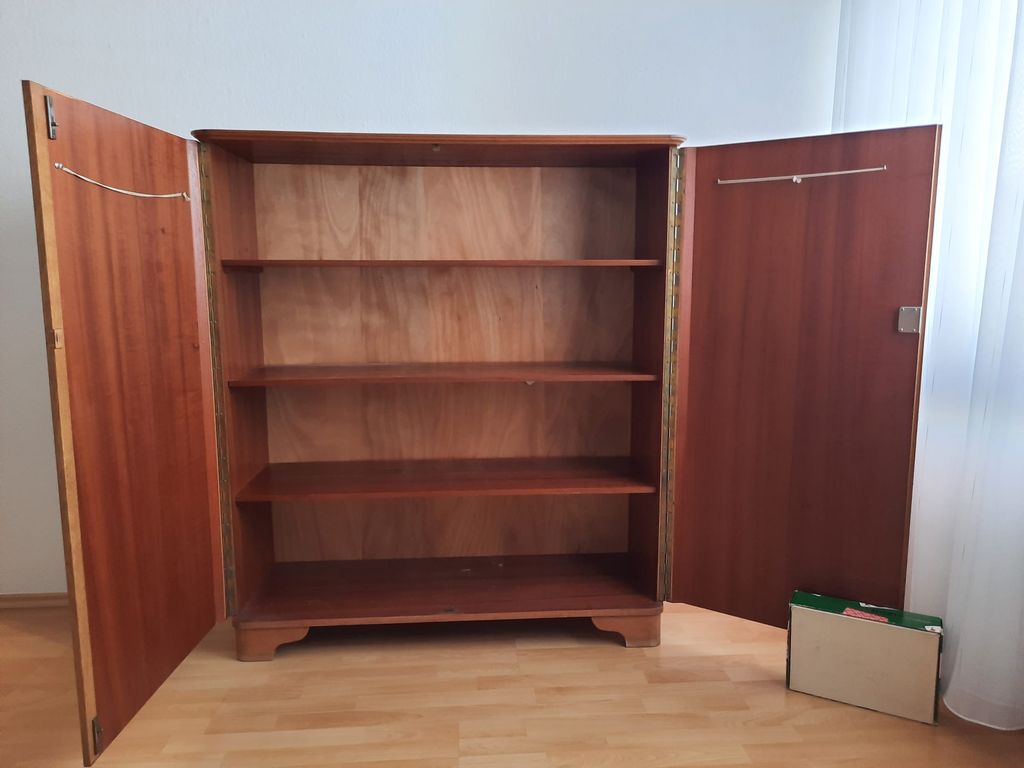 Wäscheschrank aus vollem Holz