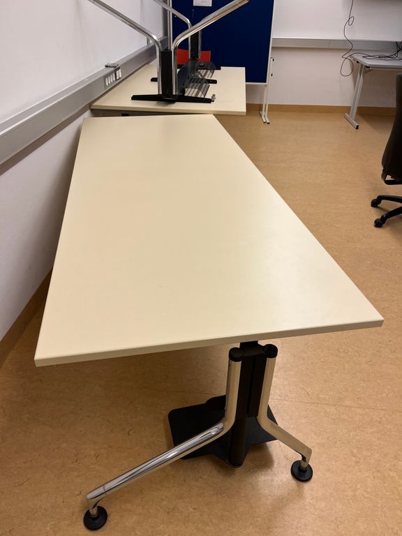 4 große, stabile Schreibtische zu verschenken