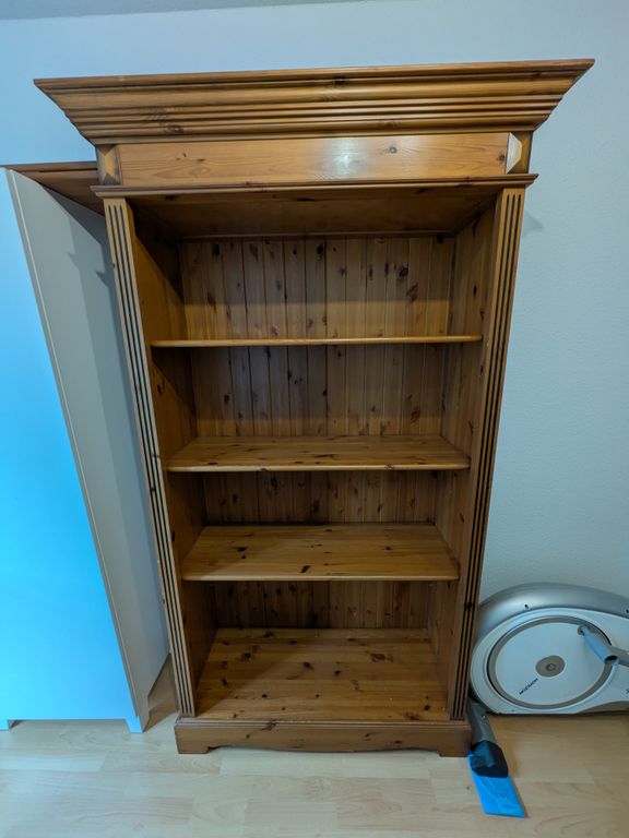 Solides Holzregal zu verschenken 