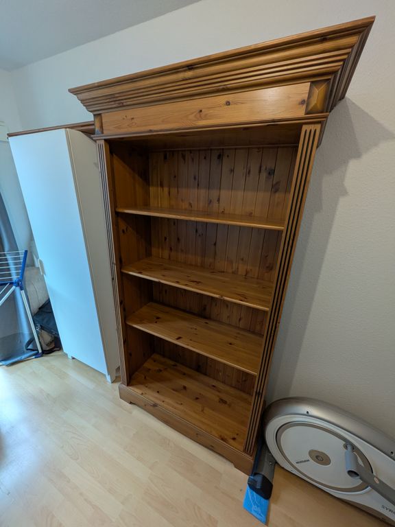 Solides Holzregal zu verschenken 