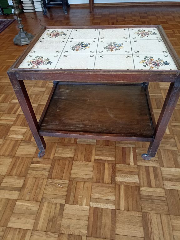 Teewagen auf Rollen gekachelt