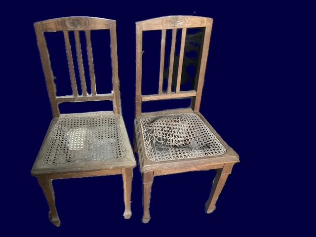 6 alte Stühle zu verschenken