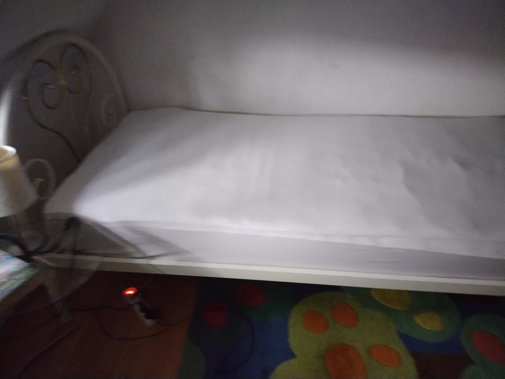 Bettgestell aus Metall mit Matratze