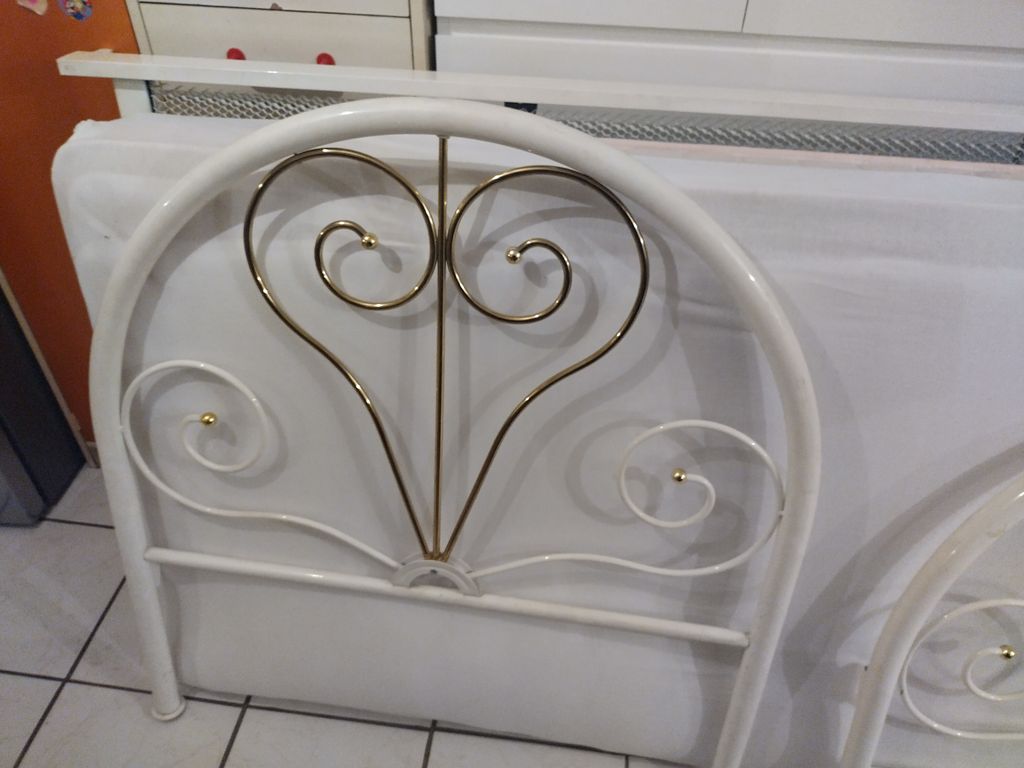 Bettgestell aus Metall mit Matratze