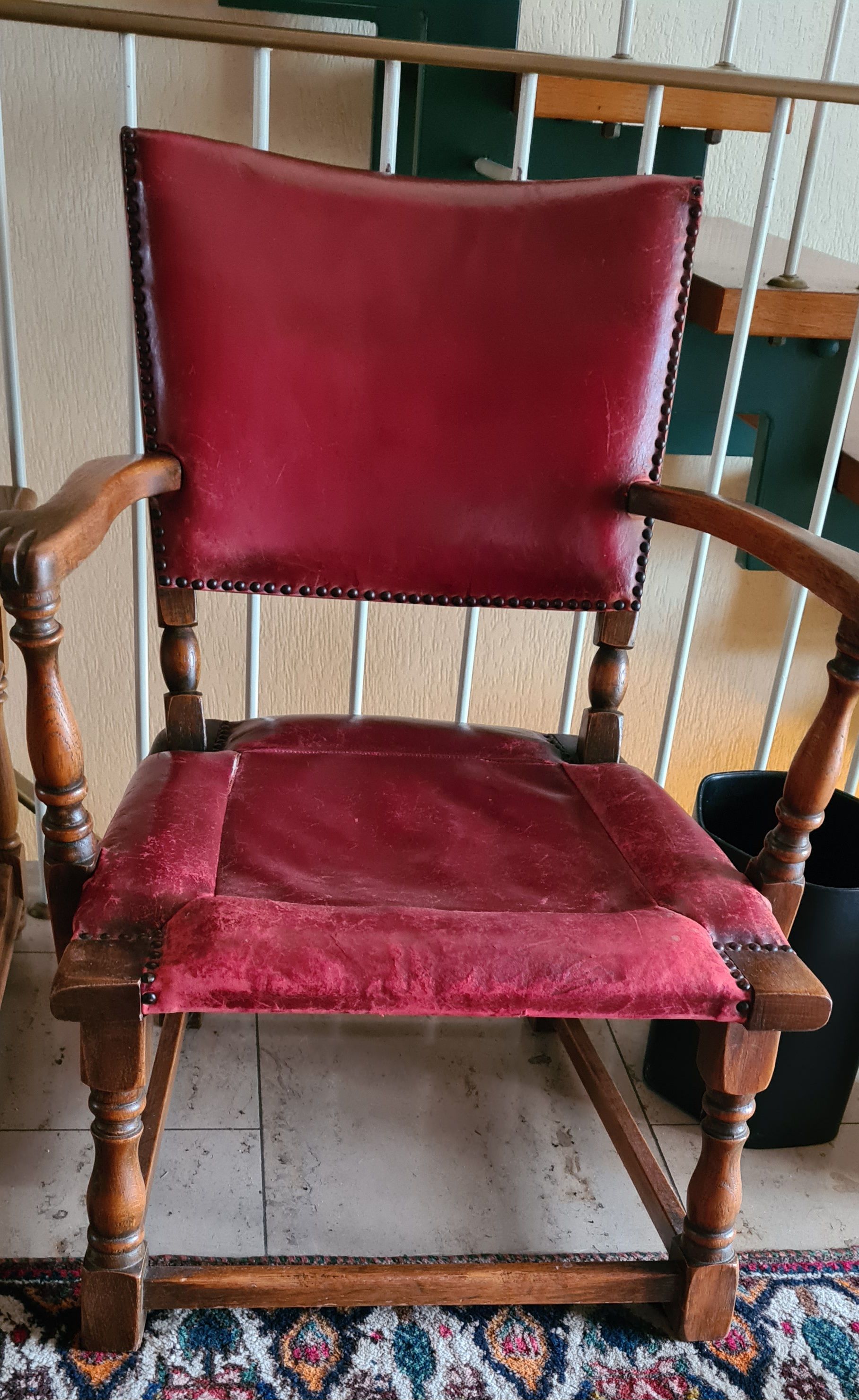 Antiker Stuhl mit rotem Lederbezug