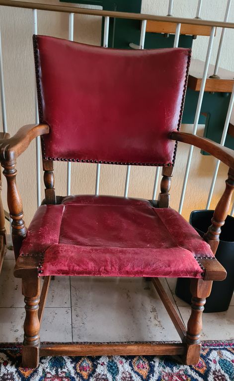 Antiker Stuhl mit rotem Lederbezug