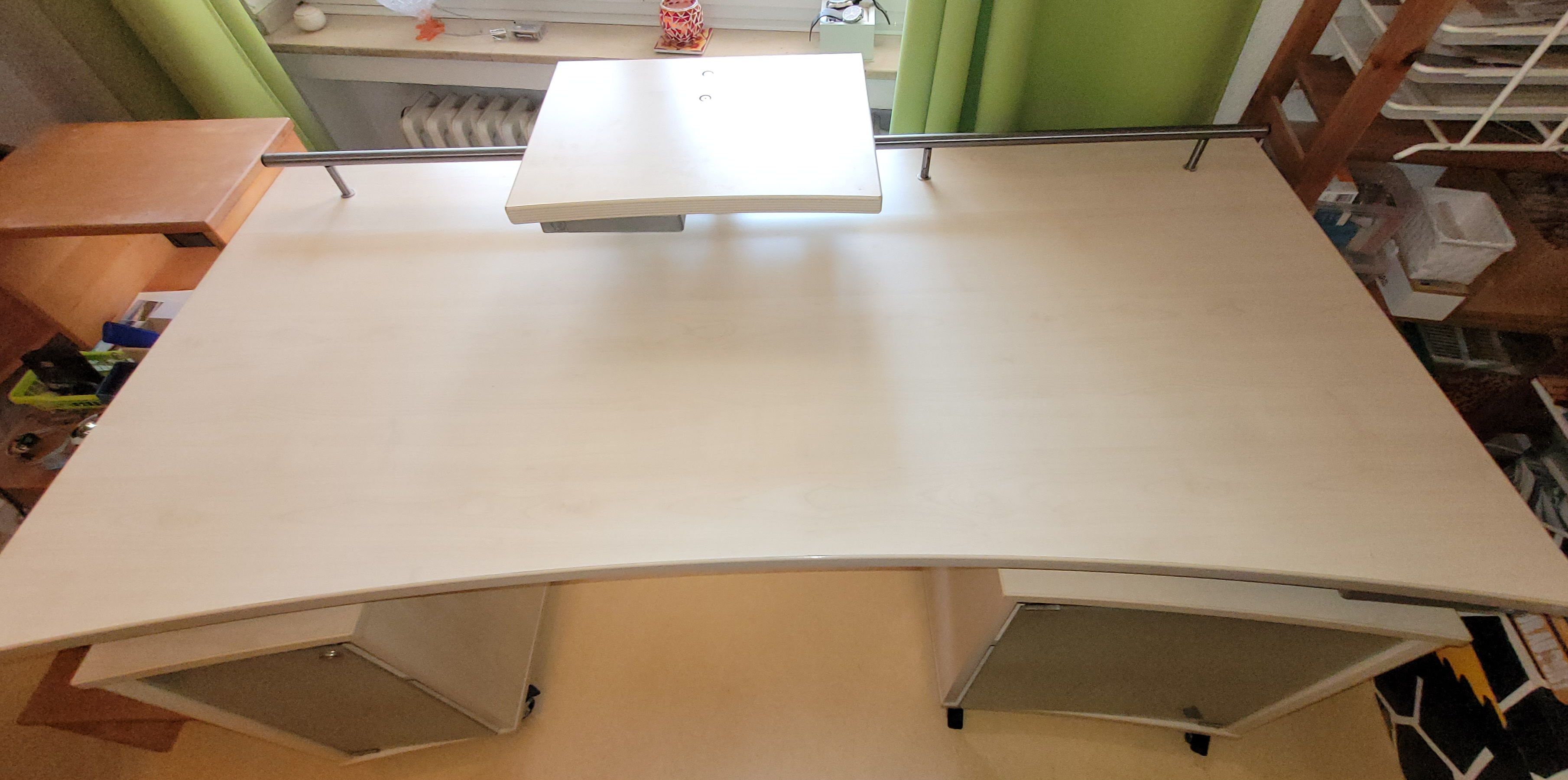 Geräumiger Schreibtisch, ahornfarben, zu verschenken