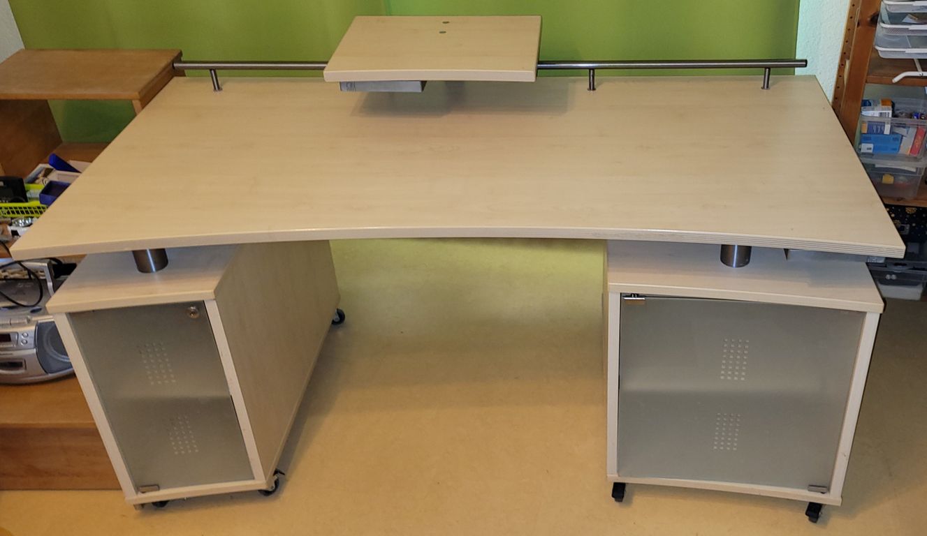 Geräumiger Schreibtisch, ahornfarben, zu verschenken