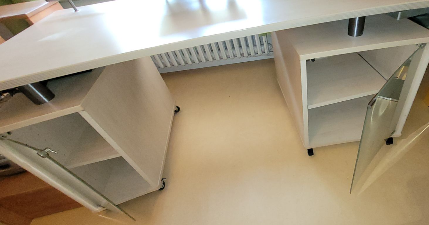 Geräumiger Schreibtisch, ahornfarben, zu verschenken