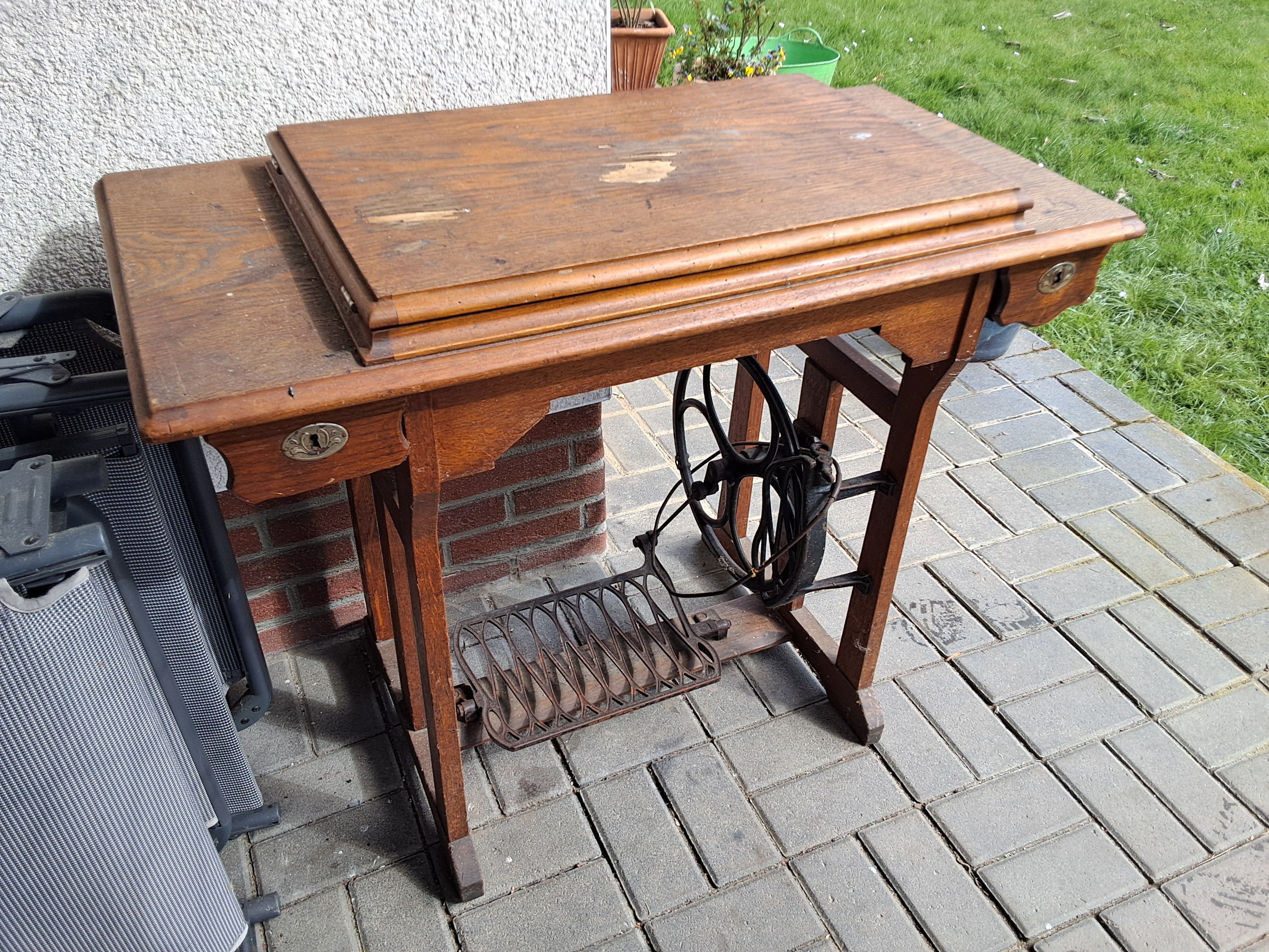 Alte Nähmaschine zu verschenken