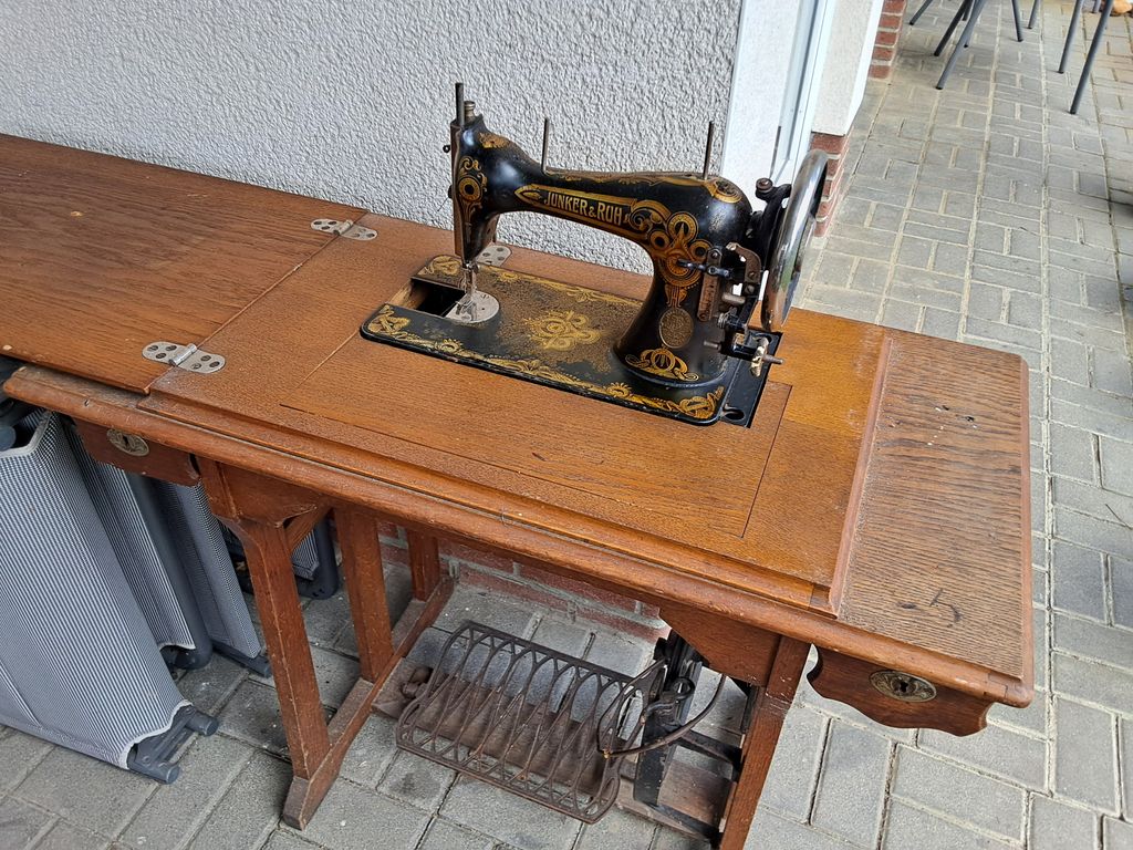 Alte Nähmaschine zu verschenken