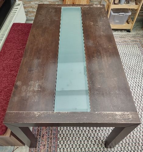 Esstisch mit Glasplatte