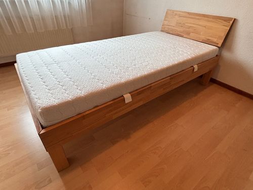 Bett aus massivem Buchenholz
