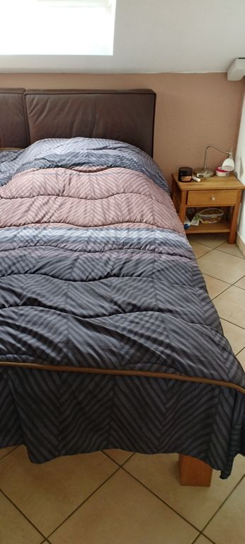 Bett mit elektrischen Lattenrosten und 2 Nachttischen zu verschenken
