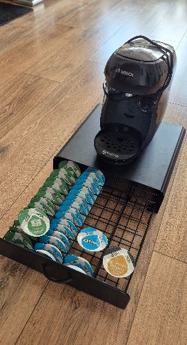 Tassimo mit Kapselschublade und Kapseln