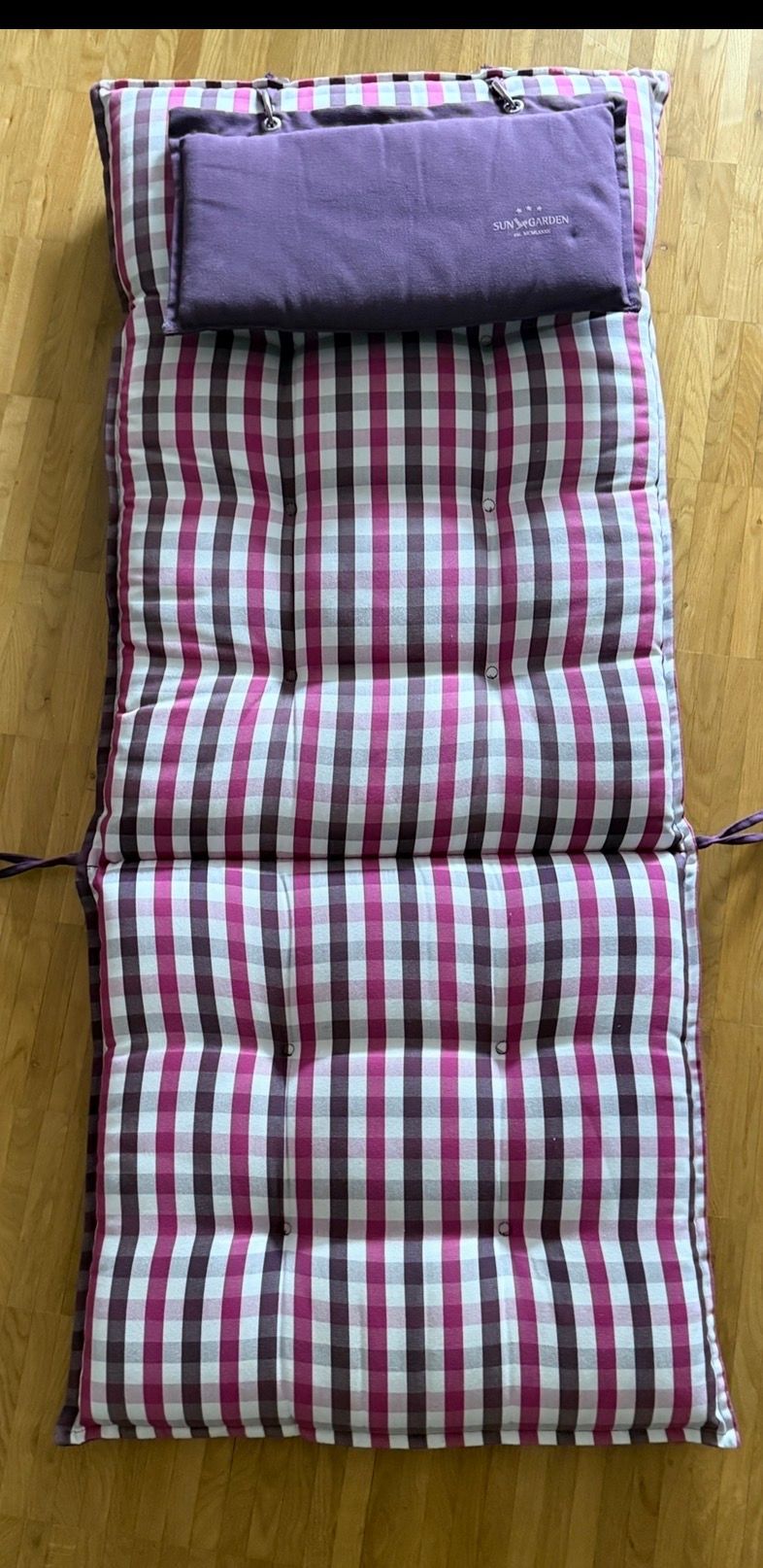 Gartentisch und Stühle mit Auflagen 