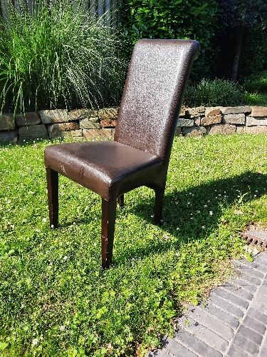 4 Stühle mit Lederbezug zu verschenken 