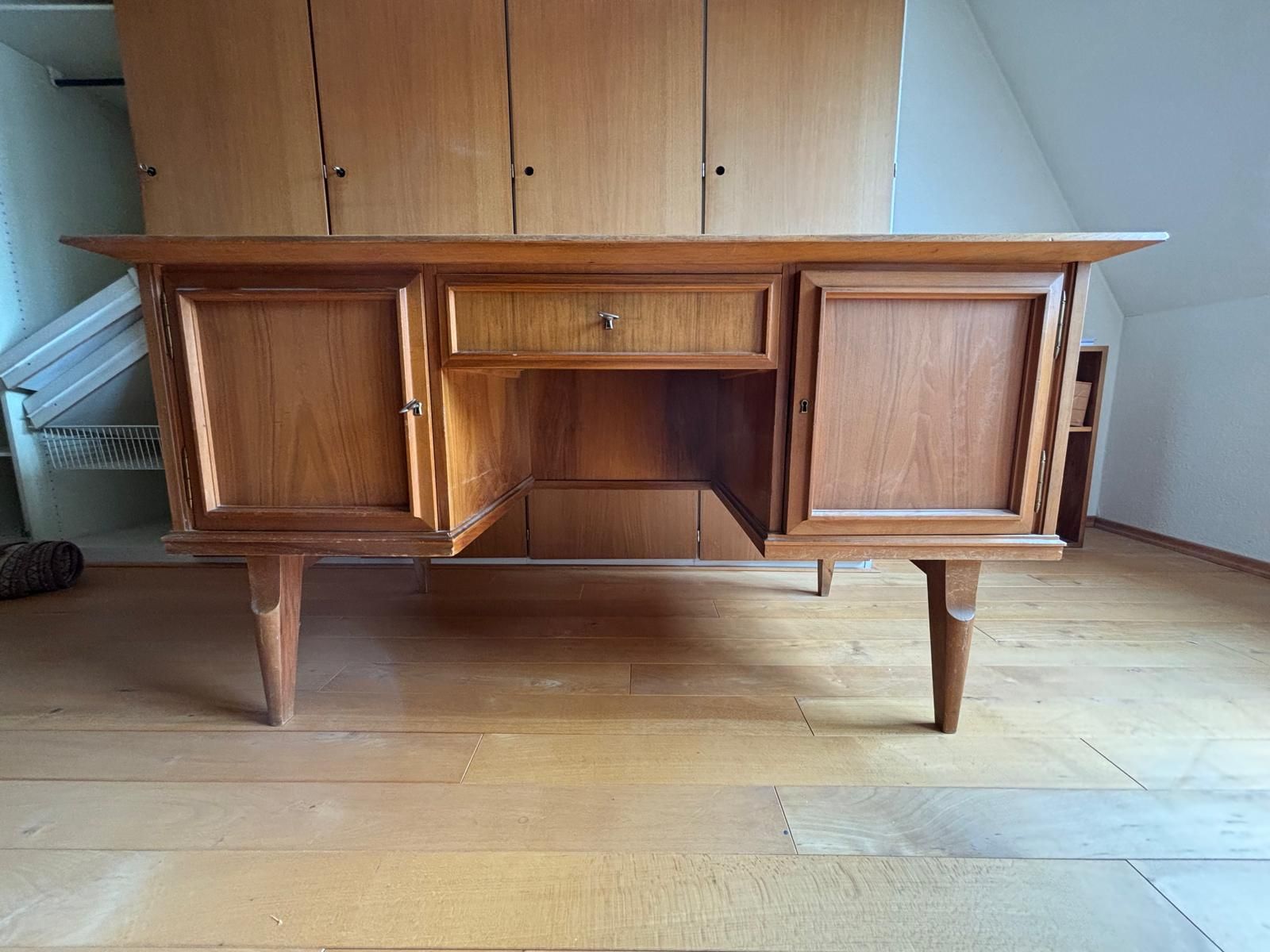 Schreibtisch