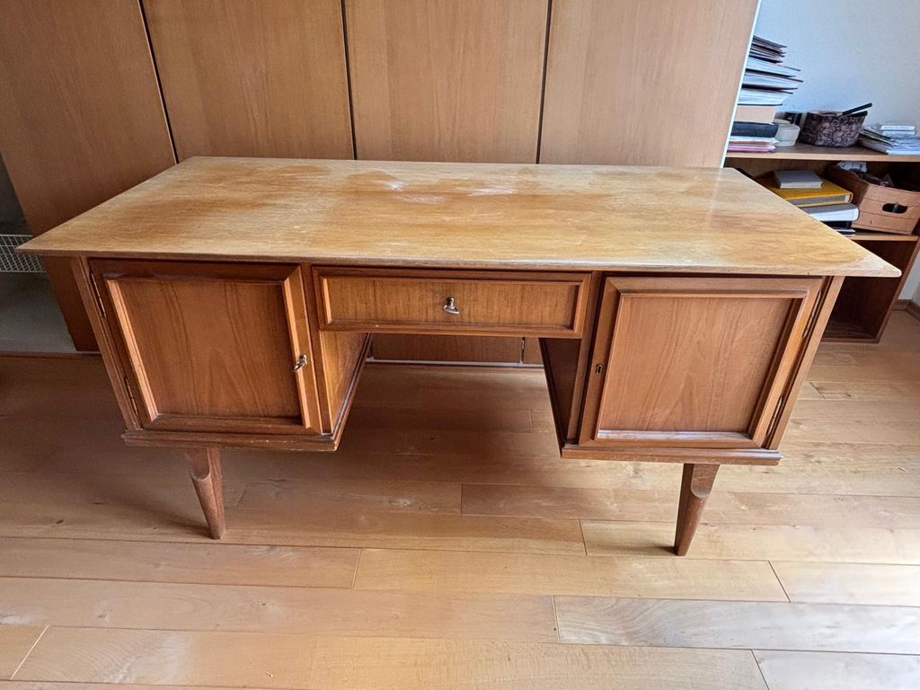 Schreibtisch