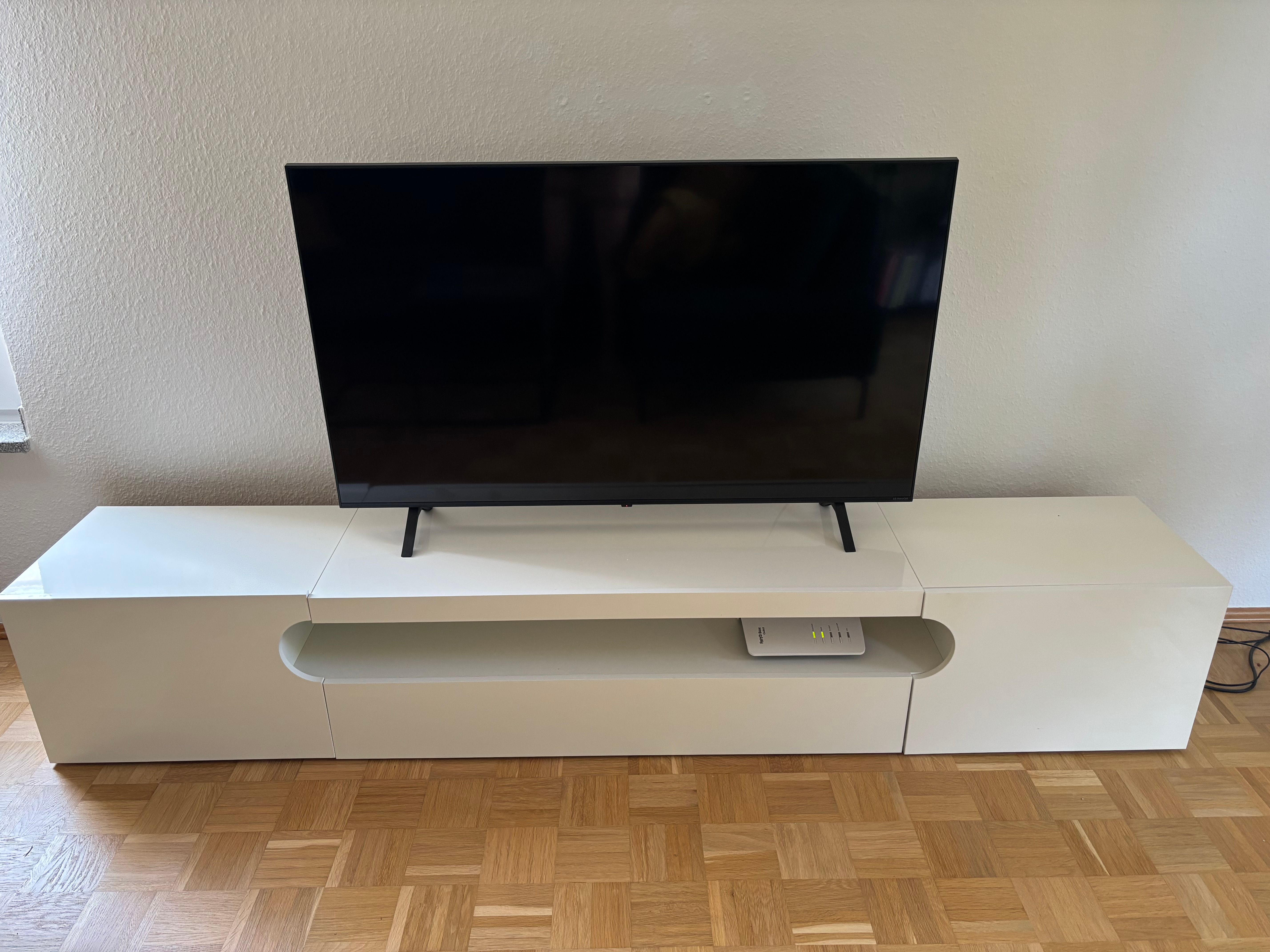 TV Board weiß zu verschenken 