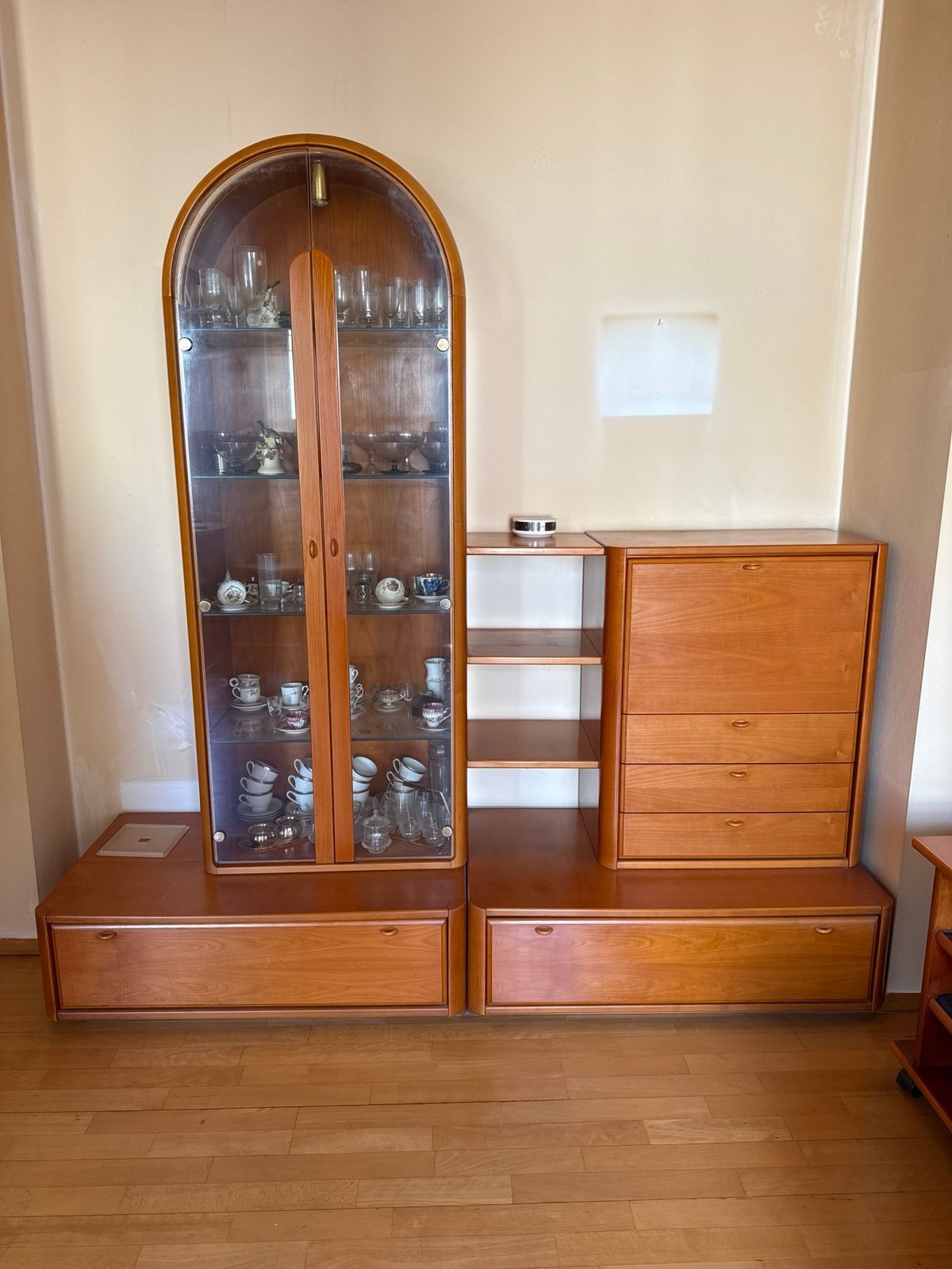 Wohnzimmerschrank mit Vitrine 