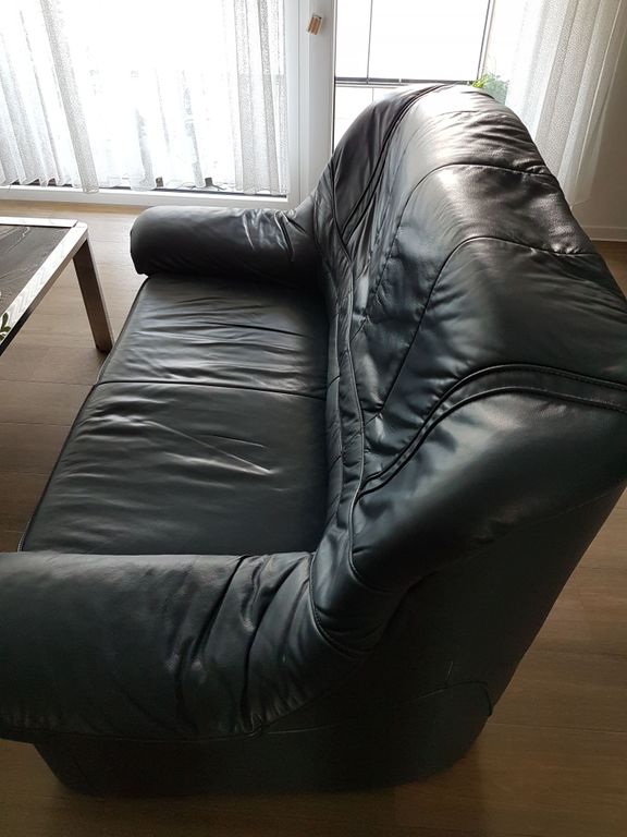 Zweisitzer-Sofa und Fernsehsessel 