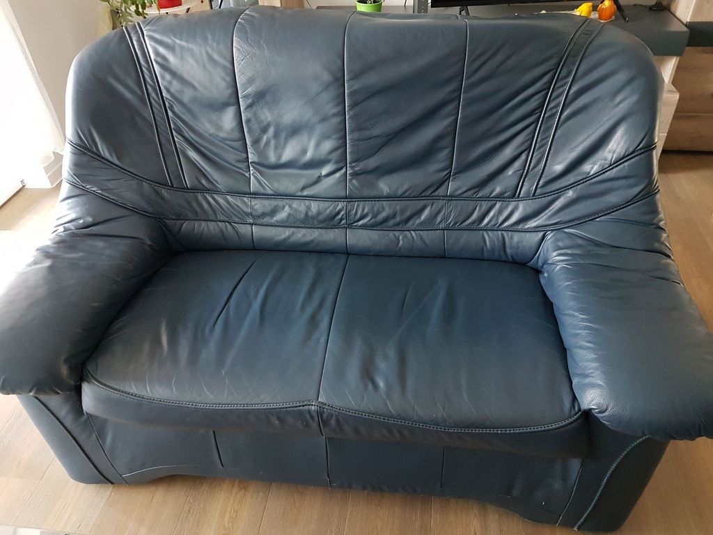 Zweisitzer-Sofa und Fernsehsessel 