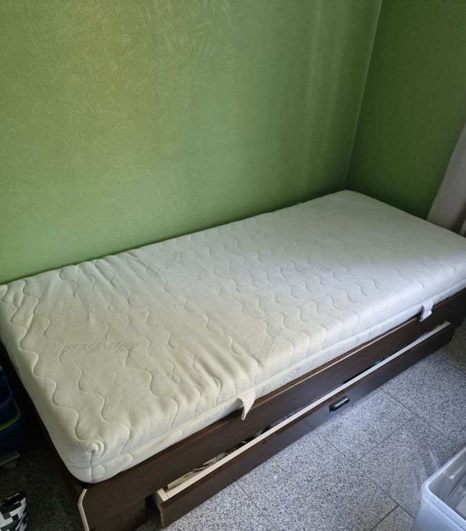 Bett mit Matratze 