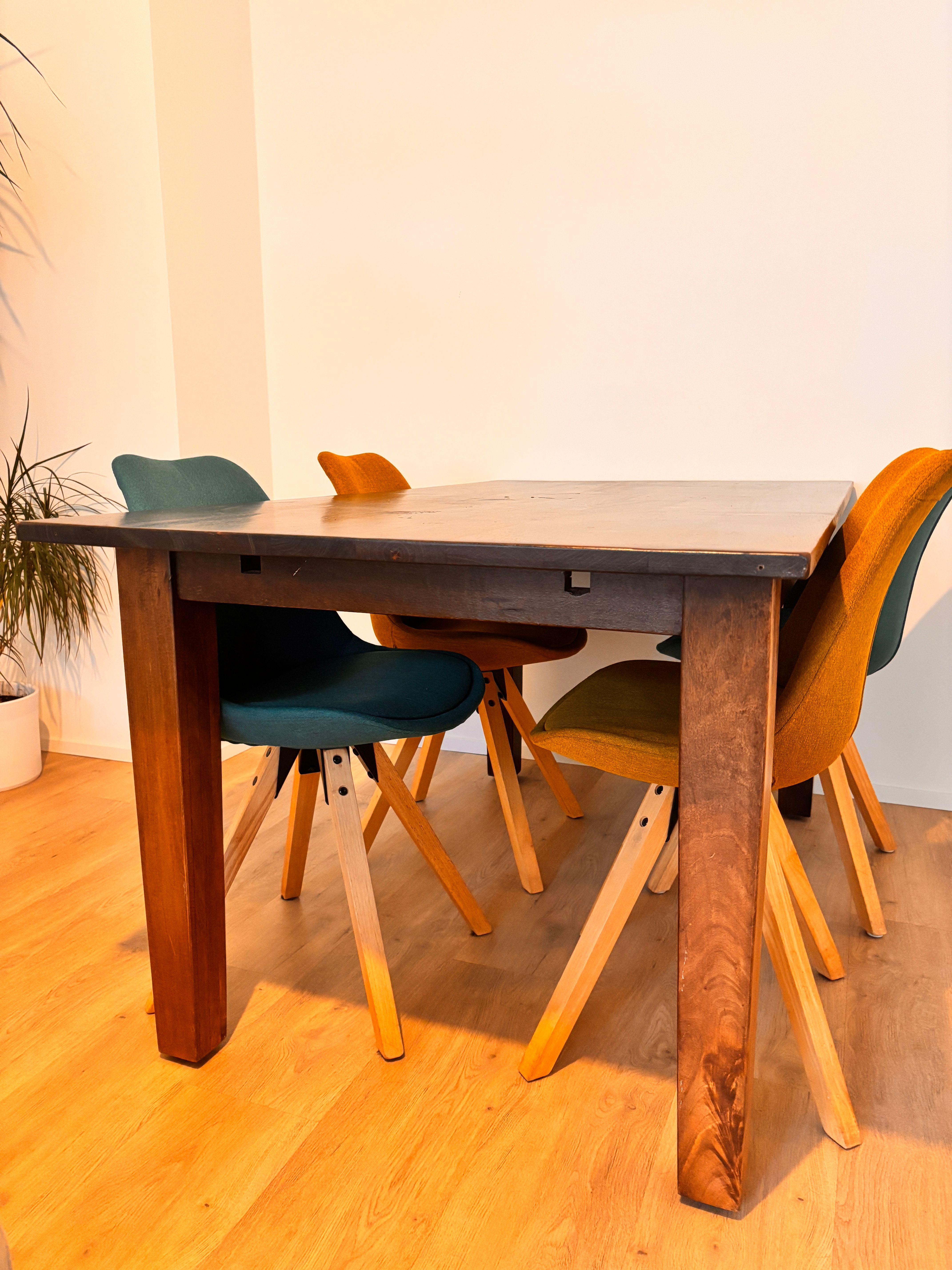 Holztisch 